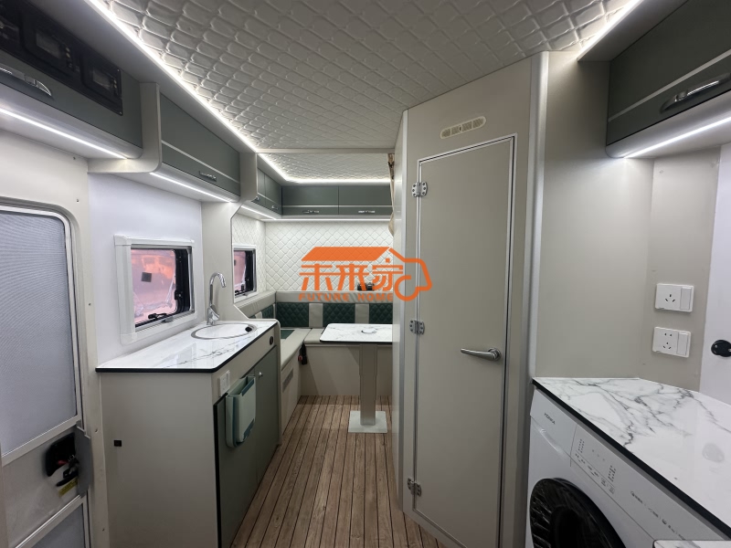 重汽豪沃大空间旅居式房车