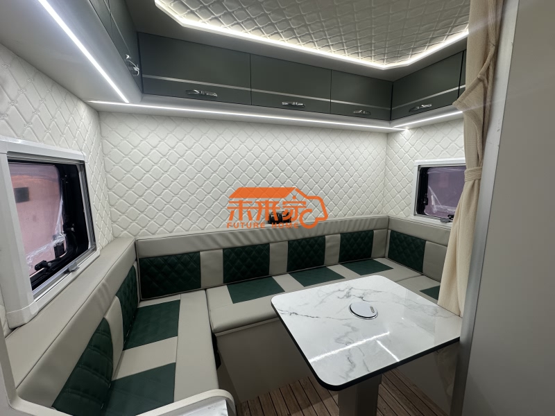 重汽豪沃大空间旅居式房车