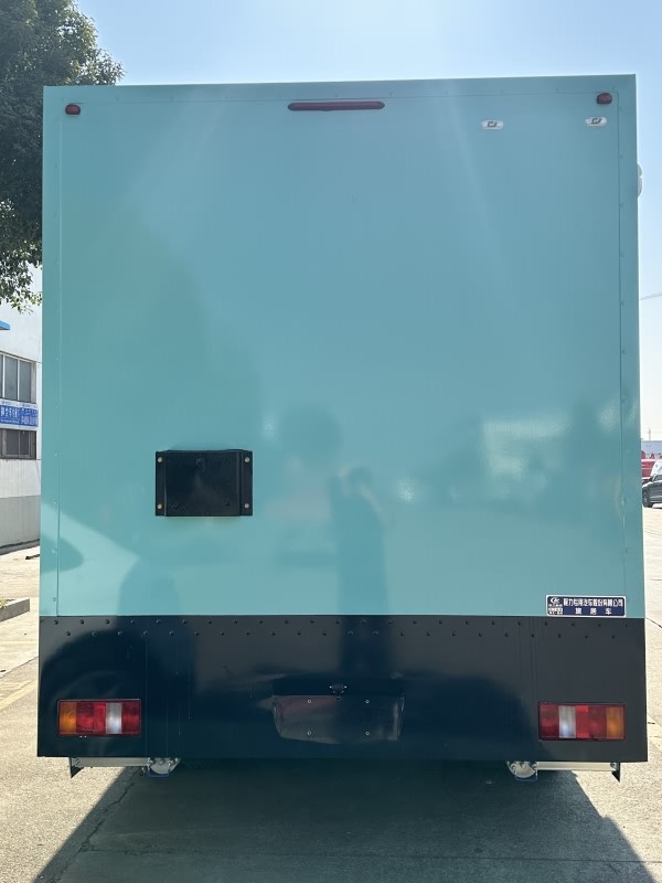 重汽豪沃大空间旅居式房车