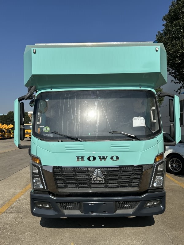 重汽豪沃大空间旅居式房车